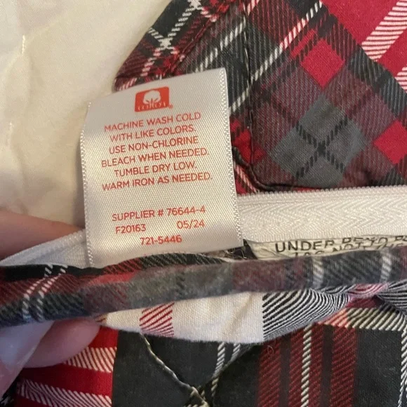 Holiday-Themed Patchwork Quilt - Picture 5 of 7